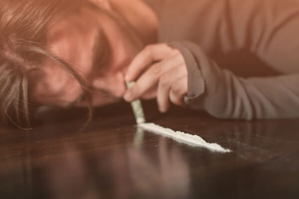 Мужчина нюхает порошок